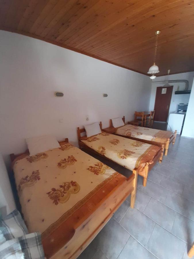 Christina Sunny Rooms Loútsa Extérieur photo