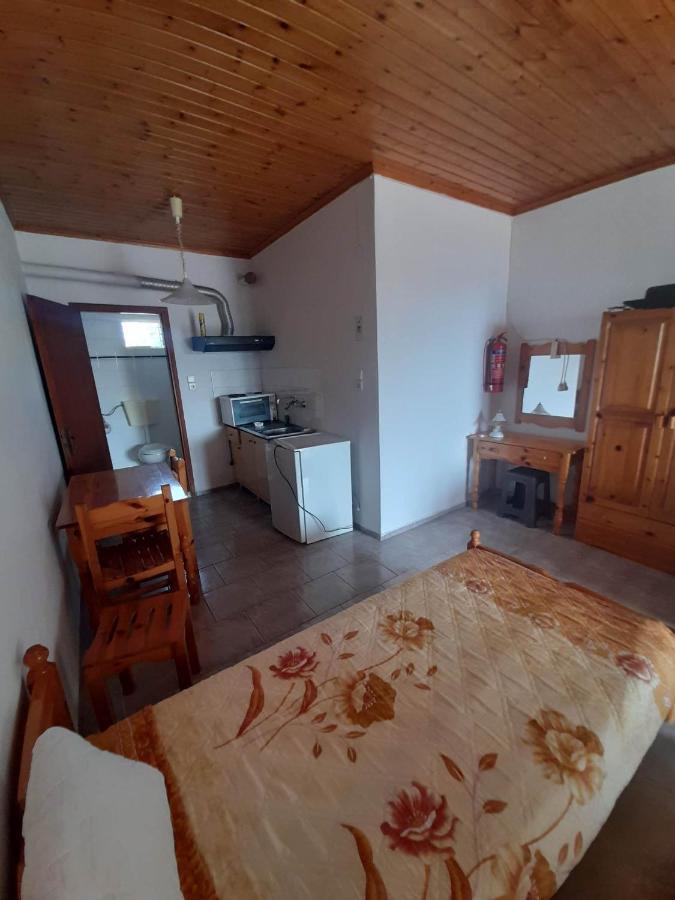 Christina Sunny Rooms Loútsa Extérieur photo