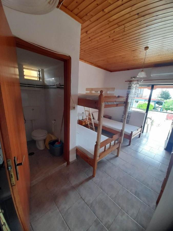 Christina Sunny Rooms Loútsa Extérieur photo