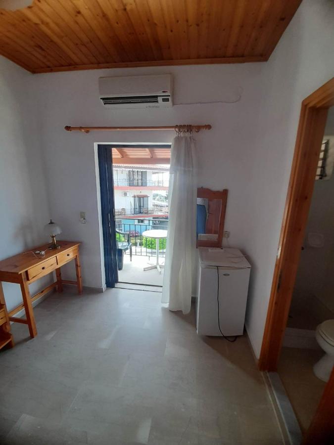 Christina Sunny Rooms Loútsa Extérieur photo