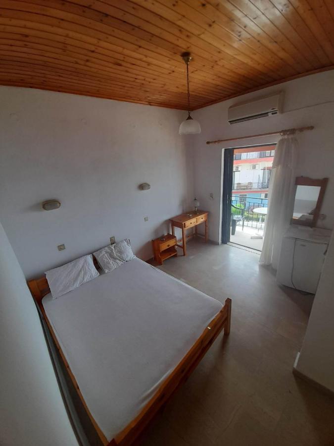 Christina Sunny Rooms Loútsa Extérieur photo
