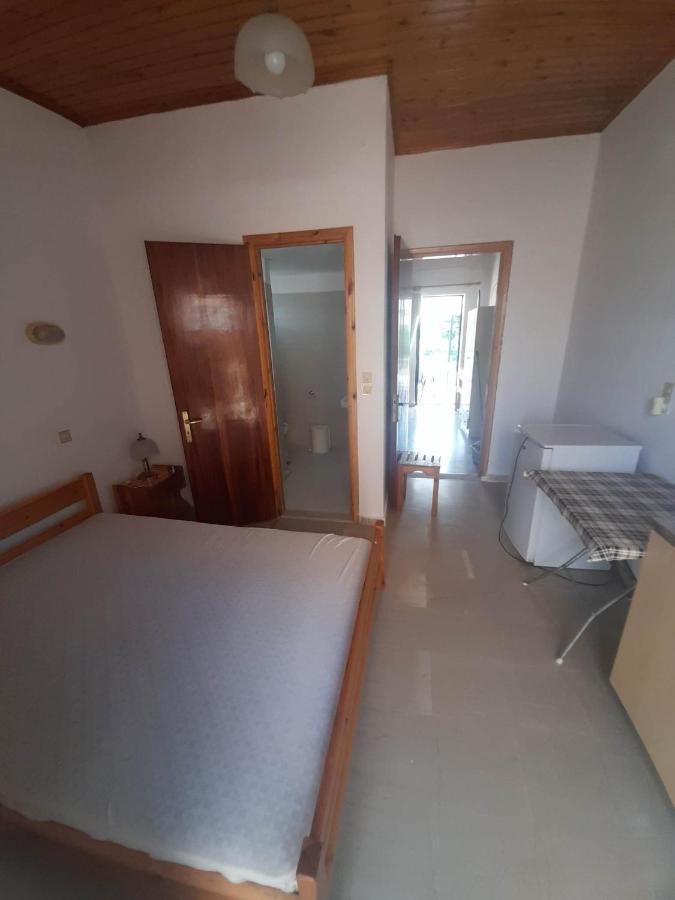 Christina Sunny Rooms Loútsa Extérieur photo