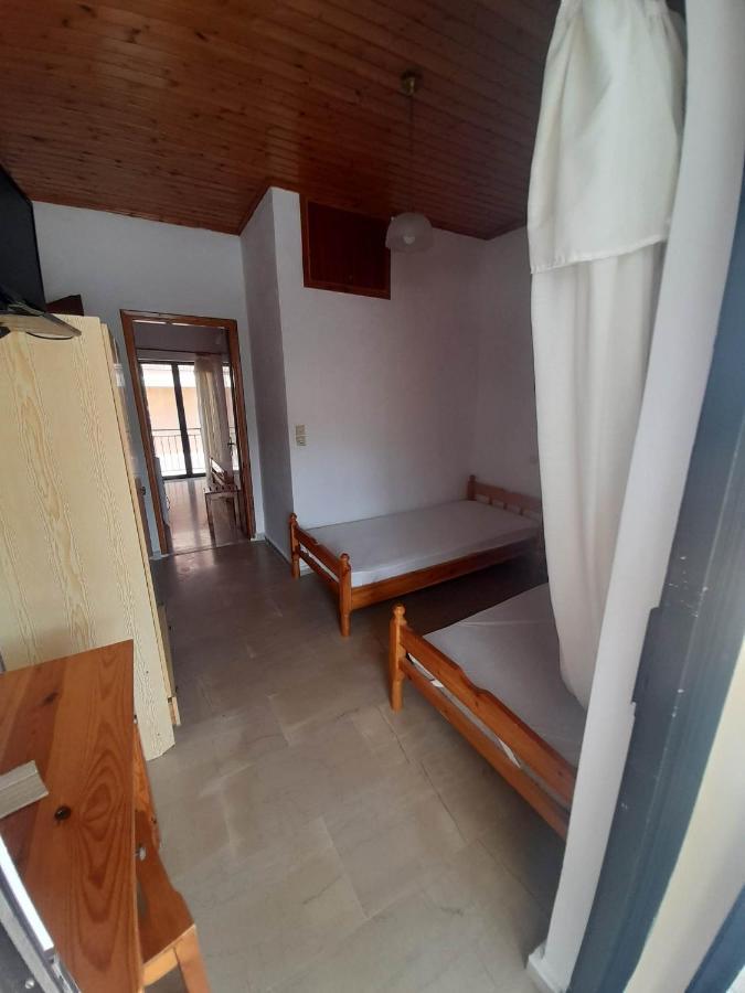 Christina Sunny Rooms Loútsa Extérieur photo