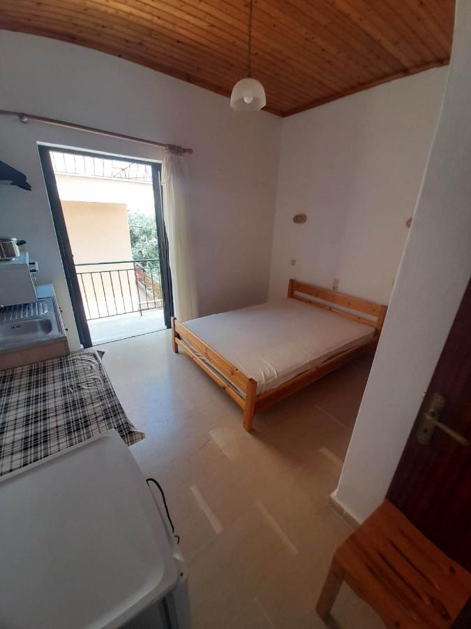 Christina Sunny Rooms Loútsa Extérieur photo