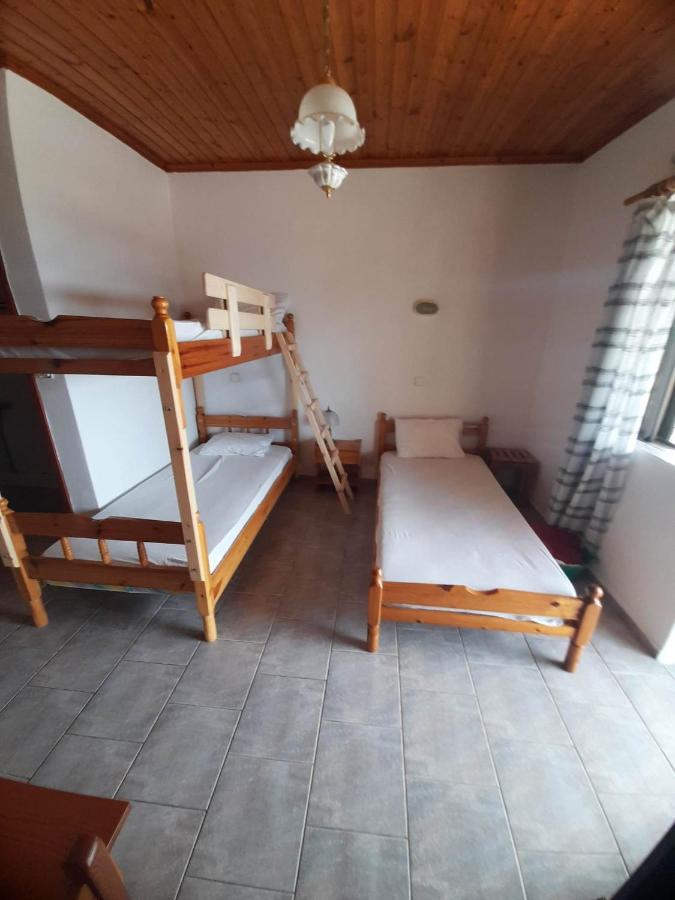 Christina Sunny Rooms Loútsa Extérieur photo