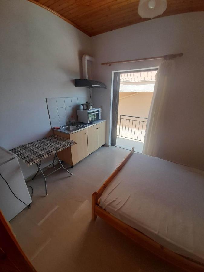 Christina Sunny Rooms Loútsa Extérieur photo