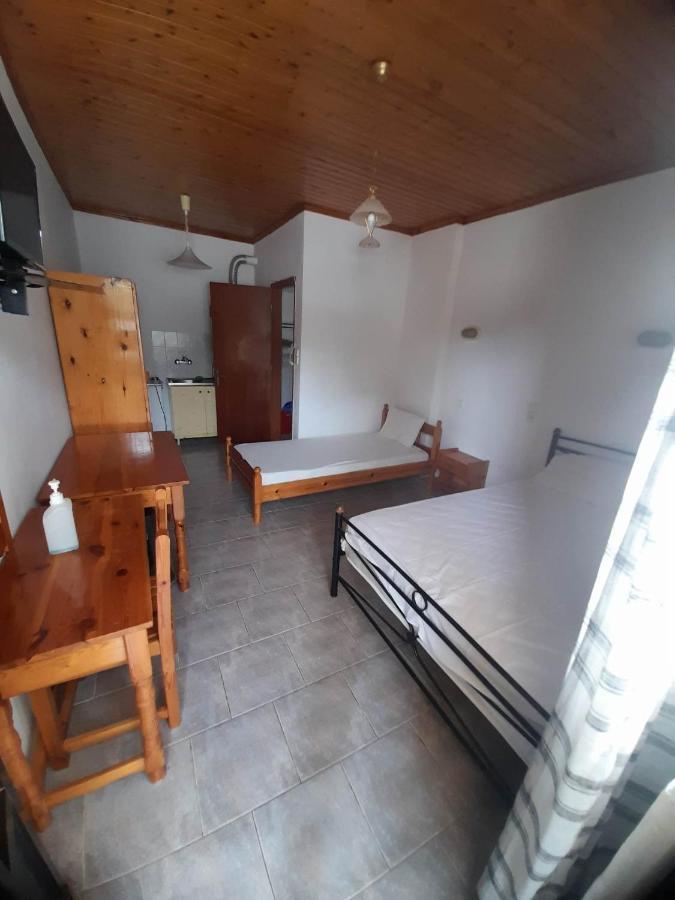 Christina Sunny Rooms Loútsa Extérieur photo