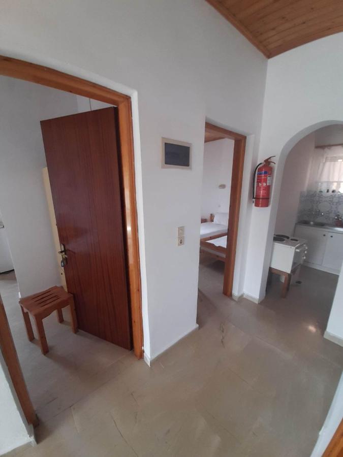 Christina Sunny Rooms Loútsa Extérieur photo