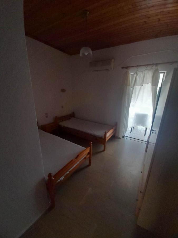 Christina Sunny Rooms Loútsa Extérieur photo